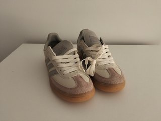 Zapatillas Adidas Beige y Gris