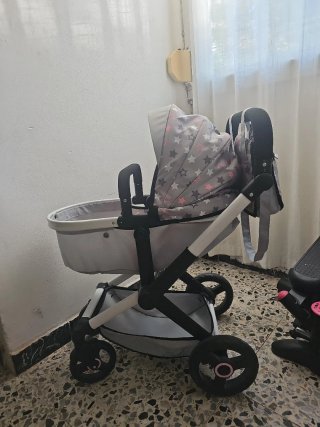 Cochecito de muñeca gris con estrellas