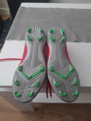 Botas de fútbol rojas y moradas