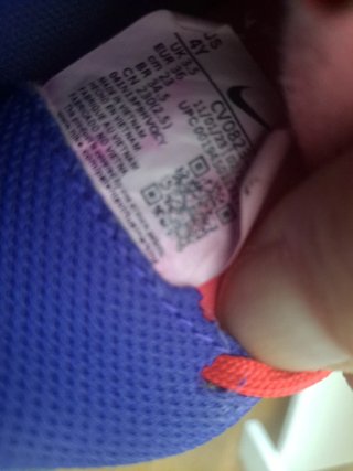 Botas de fútbol rojas y moradas