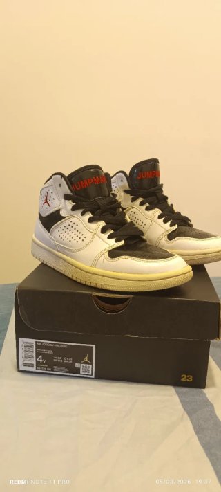Zapatillas Jordan Negras y Blancas