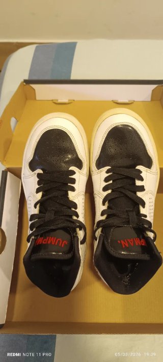 Zapatillas Jordan Negras y Blancas