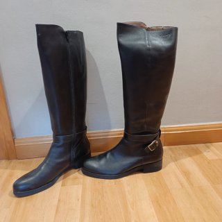 Botas de piel negras hasta la rodilla