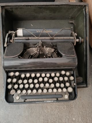 Máquina de escribir Olympia Simplex