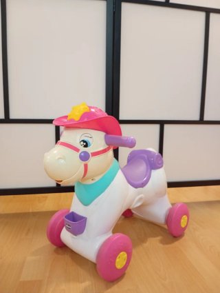 Caballito de juguete con ruedas