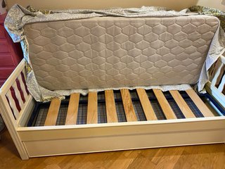 Sofá cama con cojines
