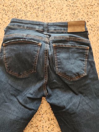 Pantalón vaquero Bershka pitillo talla 34
