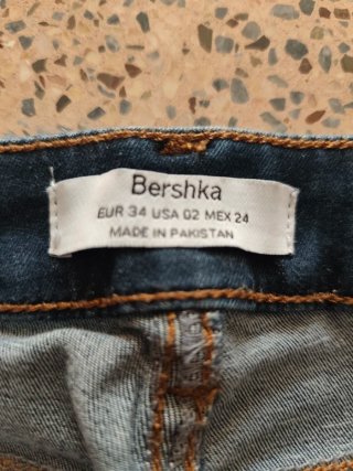 Pantalón vaquero Bershka pitillo talla 34
