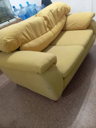 Sofá de tela amarillo
