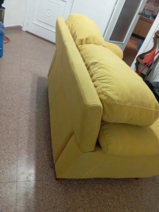 Sofá de tela amarillo