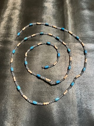 Collar largo magnético azul y perlas