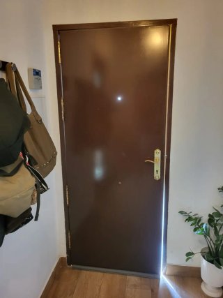 Puerta exterior de entrada