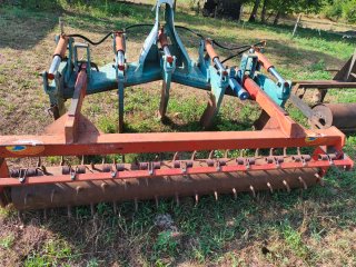 Subsolador agrícola con rodillo