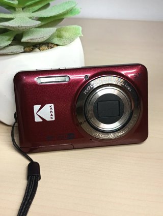 Cámara Kodak Pixpro FZ55 Digital Roja
