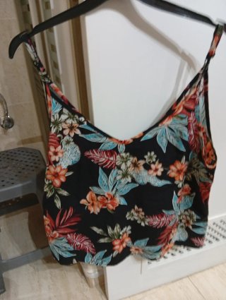 Camiseta floral negra tirantes