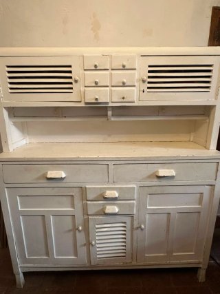 Alacena de madera blanca