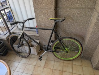 Bicicleta urbana negra con ruedas verdes