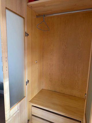 Armario de madera con puertas de cristal