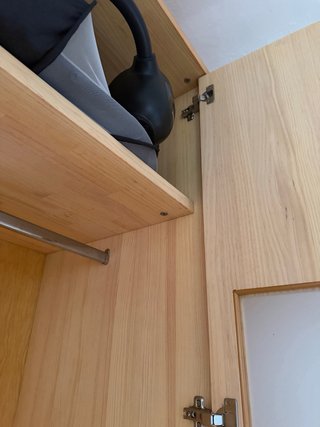 Armario de madera con puertas de cristal
