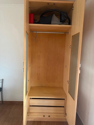 Armario de madera con puertas de cristal