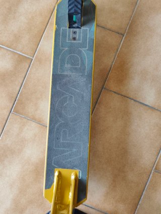 Patinete freestyle negro y amarillo