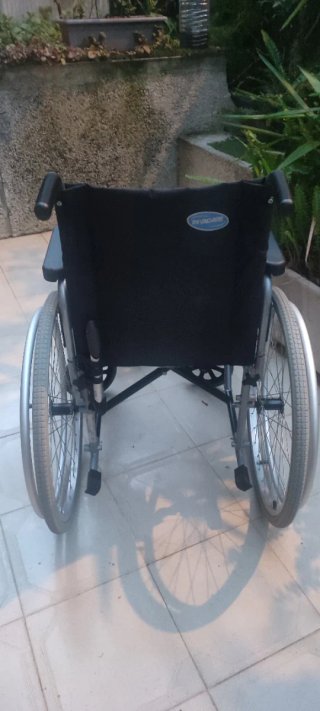 Silla de ruedas con muy poco uso, esta nueva