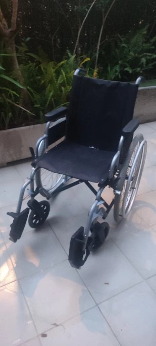 Silla de ruedas con muy poco uso, esta nueva