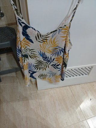 Camiseta tirantes estampado tropical