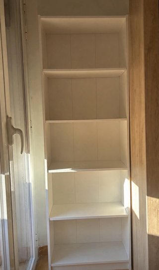 Estantería de madera blanca para dormitorio