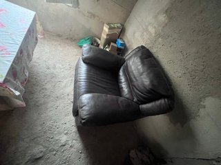Sofá de piel marrón