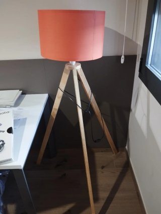 Lámpara de pie trípode naranja
