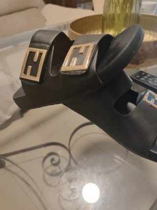 Sandalias negras con hebilla dorada T37