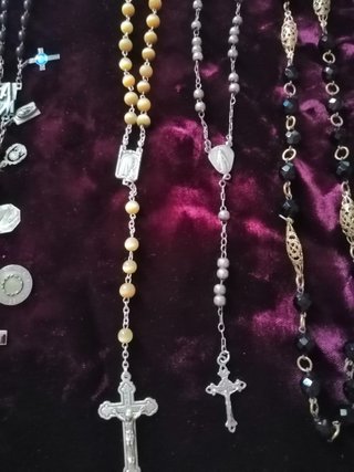 Antichi rosari con perle e collana