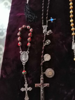 Antichi rosari con perle e collana