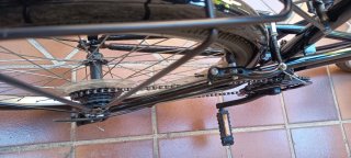 Bicicleta de paseo negra con cesta extraíble.