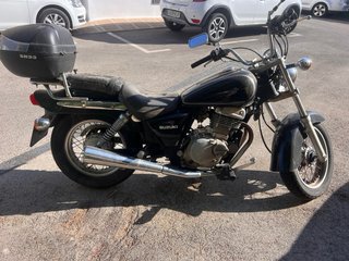 Suzuki GZ250 Cruiser Negra