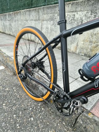 Bicicleta Gravel Negra