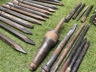 Lote punteros y cinceles para martillo rompedor.