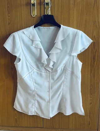 Blusa blanca con volantes