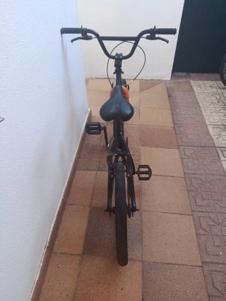 Bicicleta BMX Negra y Naranja