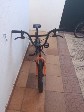 Bicicleta BMX Negra y Naranja