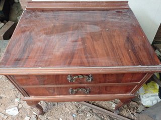 Mesita de noche antigua de madera