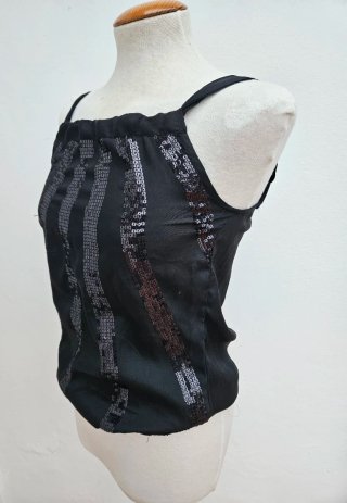 Blusa negra con detalles de lentejuelas
