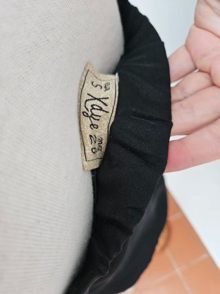Blusa negra con detalles de lentejuelas
