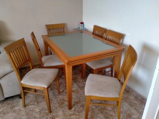 Mesa y 4 sillas madera cerezo tapizadas