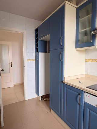 Muebles de cocina, encimera, campana y lavavajilla