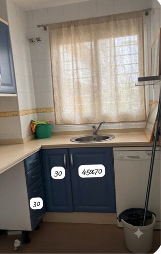 Muebles de cocina, encimera, campana y lavavajilla