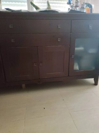 Aparador de madera con cristal