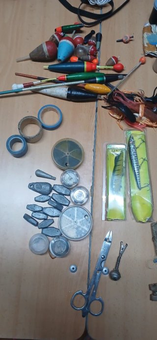 Pack de 4 cañas, carretes y accesorios de pesca