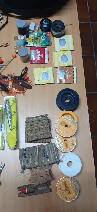 Pack de 4 cañas, carretes y accesorios de pesca